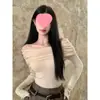 Top preto tomara que caia para mulheres feito de fio core-spun, com um design único, caimento justo e estilo elegante, combinado com um top de malha de manga longa