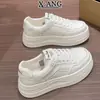Zapatillas deportivas blancas de cuero de vaca de capa superior con suela gruesa para mujer, nuevo modelo versátil y ligero para otoño de 2026, zapatos casuales deportivos para mujer