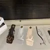 Sapatos de Salto Alto Pequeno Franceses Prateados de Temperamento para Mulheres Calçados de Exterior Sandálias com Estampa de Leopardo Novo Verão 2025