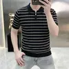 2026 polo de malha listrada de meio zíper masculino de luxo leve de alta qualidade camiseta de verão de manga curta texturizada para negócios