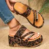 Sandálias de dedo com strass e letra, sola grossa e salto plataforma, novo estilo para moda de praia ao ar livre, estampa de leopardo única, tamanho grande, sandálias femininas transfronteiriças