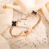 Moda europeia e americana senso de alta qualidade trevo de quatro folhas madrepé preto e branco aço titânio pulseira feminina micro-cravejada diamante não desbota enfeites de mão acessórios de personalidade