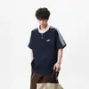 Camisa Polo Retro Americana de Tres Rayas Manga Corta para Hombre y Mujer Estilo Universitario de Verano Cuello Henry con un Toque Juvenil y Mangas de Tres Cuartos