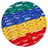 El fabricante procesa redes protectoras de nailon de colores para parques infantiles, vallas de parques de atracciones, redes anudadas y rejillas de balcón.