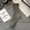 Meias masculinas de cano médio para primavera e outono, respiráveis, absorventes de suor, antibacterianas, resistentes a odores, meias esportivas de basquete para jovens, meias longas, meias de cor sólida