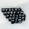 6 * 6mm acrílico fundo preto letra branca contas quadradas crianças feitas à mão inglês contas quadradas letra quadrada joias acessórios