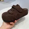 Sapatos casuais de calçar, couro macio, versáteis, com tiras de velcro, design de bico fechado, novo estilo para mulheres em 2026, sola macia, versátil, sola grossa, casual