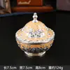 Azucarero estilo palacio europeo con tapa, con relieve metálico y base decorativa de tres patas, una lujosa caja de joyería y una pieza decorativa para bodas