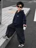 Elegante y moderno conjunto de dos piezas para niños, perfecto para la primavera y el otoño de 2026, con un diseño coreano de moda y un aspecto de dos piezas falso