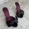 Sandálias estilosas de alta qualidade, novo modelo de verão europeu e americano, chinelos sexy de salto alto com laço e bico aberto em cetim, sandálias charmosas de uma tira