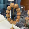 El fabricante suministra una colección de pulseras de hueso de durazno naturales, pulseras de hueso de durazno de círculo único para hombres y mujeres, populares en Xiaohongshu, con diseño de agujero pasante