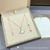 2026 Nuevo Modelo Collar con Forma de Abanico de Oro de 18 Quilates, Diamante y Lapislázuli Cadena para Clavícula Mini Falda Turquesa Diva para Mujer