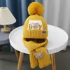 Conjunto de gorro e cachecol de inverno infantil de duas peças em veludo grosso com proteção contra o frio e orelhas protegidas. Gorro de lã com estampa de desenho animado.