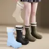 Botas de chuva da moda para mulheres, de cano médio, impermeáveis, antiderrapantes, sapatos de borracha com sola grossa, botas de chuva versáteis para adultos