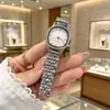 Novo Estilo Quadrado com Cravação de Diamantes Mostrador Redondo Pequeno Relógio Feminino de Três Ponteiros Movimento a Quartzo Pulseira de Aço Inoxidável Fabricante Atacadista de Relógios de Moda
