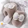 Chinelos de algodão quentes com forro de fleece para o inverno para mulheres, chinelos internos de sola grossa, design fofo de laço, adequados para uso interno e externo