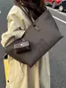 Bolsa de Grande Capacidade para Mulheres no Outono e Inverno, Bolsa de Ombro Simples Versátil 2025, Bolsa Tote Texturizada Popular para o Dia a Dia deste Ano