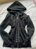 Moda al por mayor transfronteriza europea y americana Tendencia de remaches punk americanos Sudadera con capucha de chaqueta ajustada de color sólido para streetwear