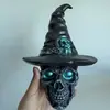 2026 Halloween Transfronteiriço Resina Crânio Gótico Chapéu de Bruxa Luminária Noturna Ornamento Decorativo Criativo para Casa e Desktop