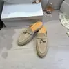 Moda Primavera/Verano 2025 Mocasines Redondos de Piel de Oveja Mules de Moda con Hebilla Texturizada para Mujer