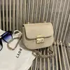Bolsas de Corrente de Inverno: A bolsa quadrada pequena retrô simples popular deste ano para mulheres, nova bolsa de ombro e bolsa transversal estilosa de 2024