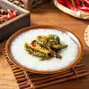 Tiras de Pepinillos Picantes y Crujientes, un Acompañamiento para Comidas, Verduras encurtidas hechas en granja en un frasco, Listas para comer, Rábano encurtido no picante