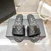 Sandálias Rasteirinhas Casuais de Couro Genuíno Estilo Chanel para o Verão e Chinelos Moda Outer Wear Corrente Chinelos Clássicos de Pele de Ovelha para a Praia