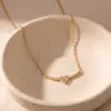 Colar de aço inoxidável com padrão de coração de luxo e design de strass para mulheres, joia versátil única e de alta qualidade para atacado
