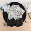 Conjunto de Verão Elegante para Meninos com Manga Curta 2026 Novo Conjunto de Verão Listrado com Bolso Estiloso Tendência