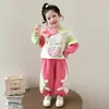 Conjunto Outono Cartoon para Meninas 2026 Novo Fashionável Casual Duas Peças para Meninas, Roupas de Outono Super Fofas para Crianças