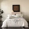 Bordado de borboleta estilo menina grau A super macio roupa de cama para dormir pura algodão de fibra longa conjunto de quatro peças estilo luxo leve fronha de edredom branca azul