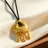 Collar de estilo vintage, lujo ligero, con dijes auspiciosos: un candado de longevidad, una bolsa de la suerte y una calabaza colgante, perfecto como regalo para la celebración del primer mes de un bebé, con un carácter "Fu" (auspicioso) dije de personaje