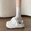 Tênis brancos de sola grossa para mulheres, novos sapatos casuais de outono 2026, tênis de bolinhas, tênis estilo Forrest Gump