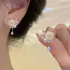 Pendientes de Clip de Lujo Ligero Estilo Hong Kong sin Agujeros para Orejas Pendientes Geométricos de Perla y Camelia para Mujer Sentido Avanzado Simples Elegantes Pendientes Versátiles