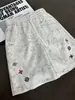 Shorts retro americanos teñidos de negro con bordado para hombre, nuevo estilo de verano, pantalones deportivos de marca modernos de corte holgado con un diseño único, shorts de cinco puntos