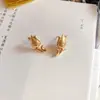 Nuevo broche de flor dorada cepillada retro de corte al por mayor, aretes asimétricos con aguja de plata 925, aretes para mujer
