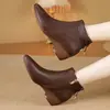 Nuevas botas de algodón otoño e invierno 2026, con tacón de cuña, punta fina, suela antideslizante, plantilla suave y forro de felpa para abrigar, lo que las convierte en botines versátiles y modernos para mujer.