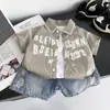 Roupa Infantil Menino Conjunto de Verão 2026 Nova Estilosa Camisa com Letra de Verão para Crianças Manga Curta Conjunto de Três Peças para Bebê Tendência