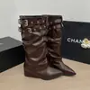 2025 Novas Botas Curtas Femininas Americanas Hot Girl com Rebites, Ponto de Elevação da Perna, Bico Apontado, Novas Botas de Cowboy Ocidentais para Outono e Inverno, Cor Preta