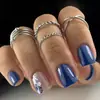 Unhas postiças de cor sólida azul Klein, quadradas curtas azul royal com base nude, cores contrastantes azul e branco, unhas postiças simples e estilosas