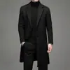 Casaco de lã masculino de comprimento médio, de abotoamento simples, estilo coreano, corte slim, cor sólida, simples, casual e adequado para o trabalho, para outono e inverno.