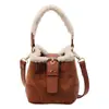 Bolso Cubo de Mano Nicho Coreano para Mujer 2026 Nuevo Otoño Invierno Moda Retro Bolso de Hombro Bolso Cruzado de Felpa