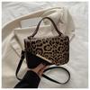 Bolsa de Ombro para Pendurar no Braço para Mulheres Grande Capacidade 2025 Nova Primavera Nicho Costura em Cores Contrastantes Estampa de Leopardo Retrô Bolsa Quadrada Pequena Moderna