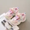 Sapatos de Menina Kuromi Verão 2025 Novos Tênis Esportivos para Crianças Maiores com Malha Respirável Sapatos Brancos
