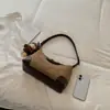Bolso de axila de gamuza vintage con bloques de color para mujer, nuevo estilo otoño e invierno 2026, bolso de hombro de color contrastante, bolso cruzado casual para el día a día