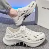 Zapatos de Agujeros de Suela Gruesa Transfronterizos para Hombre Verano 2026 Tendencia al Aire Libre Antideslizantes Resistentes al Desgaste EVA Anti-olor Sandalias para Caminar por Arroyos Venta al por Mayor