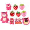Urso de Desenho Animado Morango Acessórios de Resina DIY para Tamancos, Ímãs de Geladeira, Adesivos para Capa de Celular, Presilhas de Cabelo e Enfeites de Cabelo