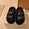 Nuevas zapatillas mullidas para mujer, cálidas y cómodas para usar en exteriores, con forro de algodón, diseño de doble tira de felpa, zapatillas de suela gruesa modernas y a la moda