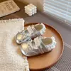 Zapatos de vestir sencillos para niña con doble fila de velcro y lazo, zapatos de princesa de suela blanda, nuevos zapatos de cuero dulces para niños de verano 2026