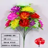 Simulación de 12 crisantemos para barrer tumbas en el Festival Qingming, flores de seda de plástico se colocan frente a las tumbas en el cementerio para rendir homenaje a flores artificiales